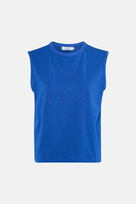 Blauwe singlet van Clouds of Fashion, mouwloos en met een ronde halslijn.