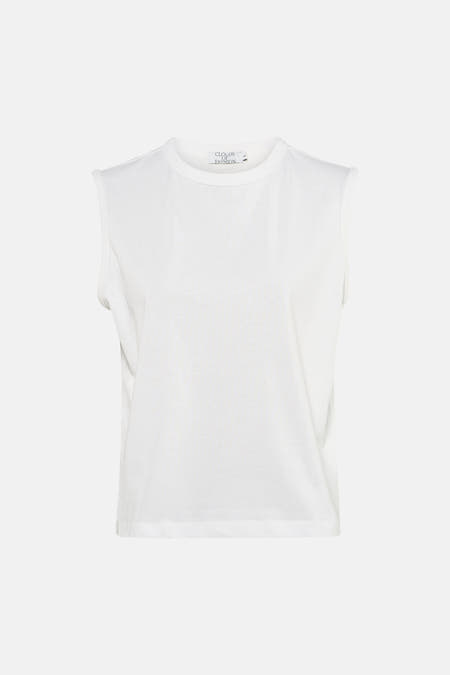 Witte singlet van Clouds of Fashion, mouwloos en zonder versieringen, op een witte achtergrond.
