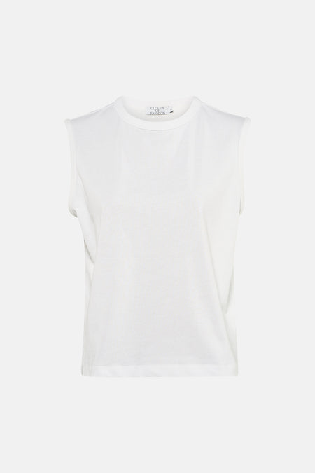 Witte singlet van Clouds of Fashion, mouwloos en zonder versieringen, op een witte achtergrond.
