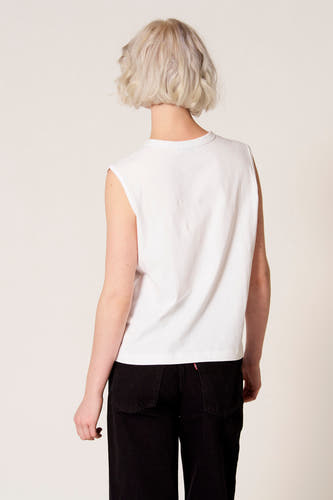Débardeur blanc de Clouds of Fashion, vu de dos, combiné avec un pantalon noir.