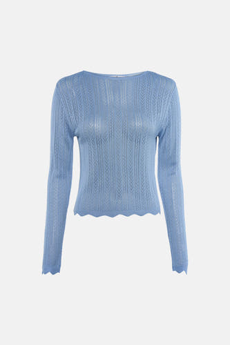 T-shirt bleu à manches longues de HAILYS, avec un motif finement tricoté et porté avec un jean et des escarpins.