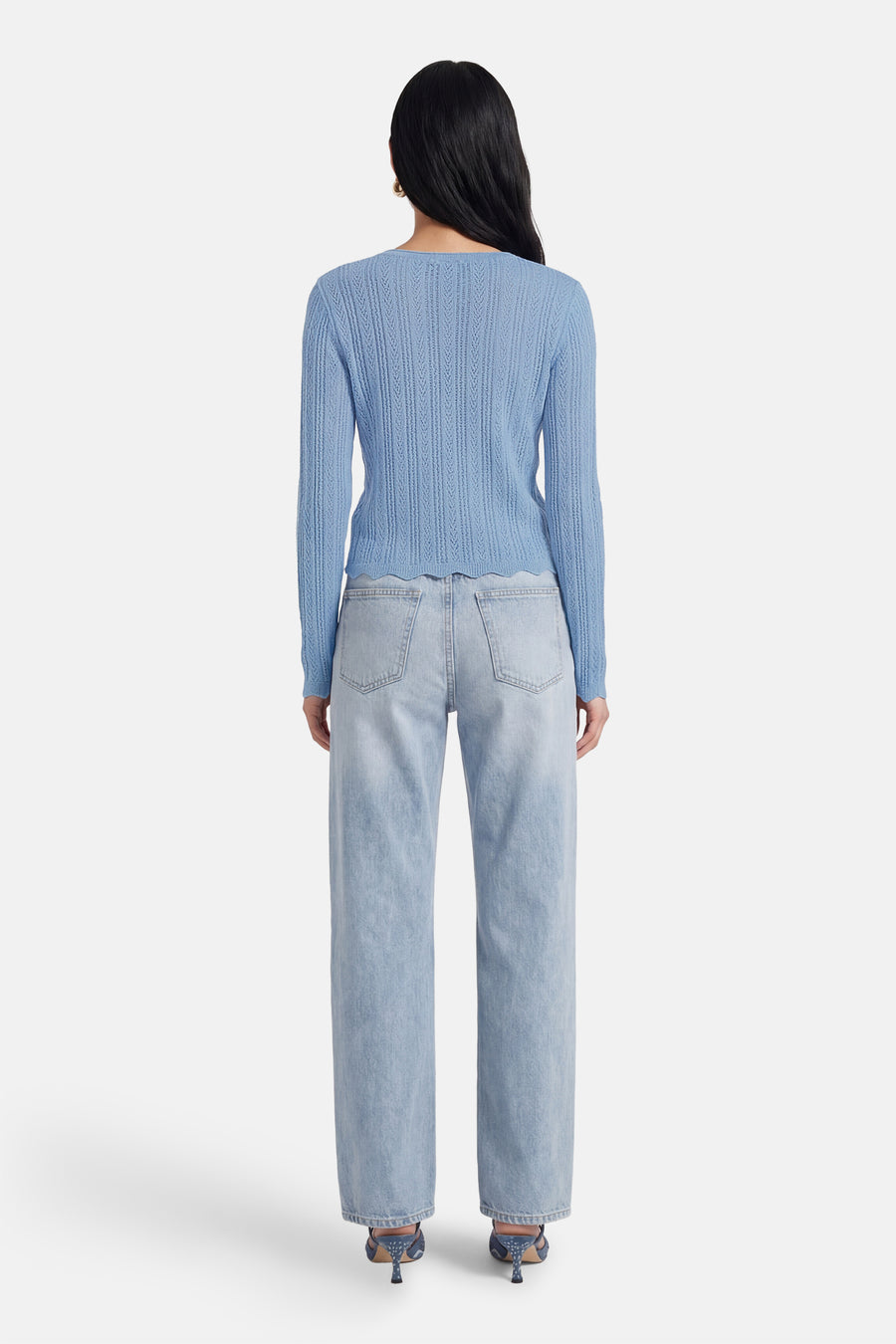 T-shirt bleu à manches longues de HAILYS, vu de dos, combiné avec un jean bleu clair et des talons.