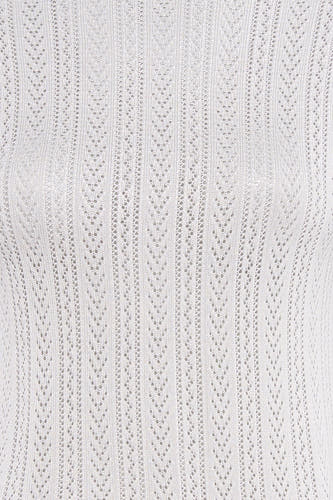 T-shirt blanc à manches longues de HAILYS, avec un motif ajouré vertical fin.