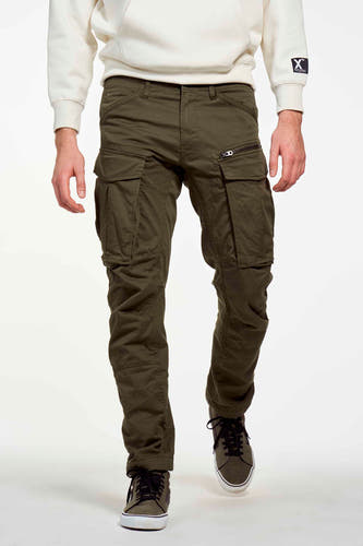 Pantalon cargo vert de G-Star RAW, porté avec un hoodie et des baskets sur un fond blanc.