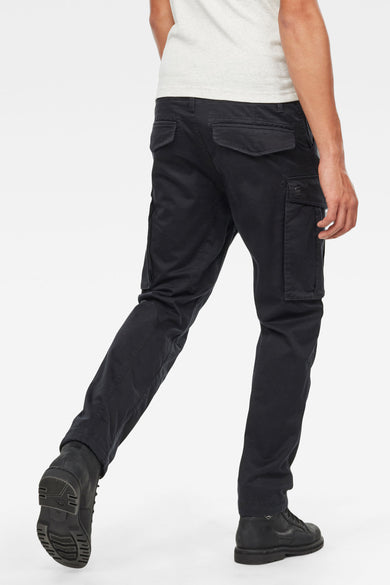 Pantalon de travail noir G-Star RAW, vu de derrière, avec des poches sur les cuisses et des bottes coordonnées.