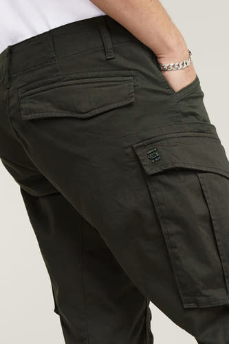 Jean cargo gris anthracite de G-Star RAW avec poche arrière et bandeau argenté dans la poche.