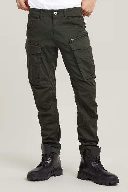 Jean cargo gris de G-Star RAW, avec des poches et des bottes noires.