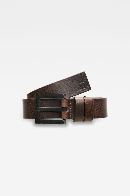 Ceinture de cuir brun G-Star RAW, avec boucle métallique argentée au logo de la marque, gros plan.