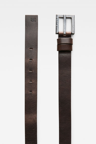 Ceinture en cuir brun G-Star RAW avec une boucle métallique et un détail de logo subtil.