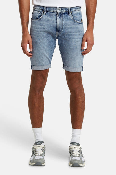 Short en jean bleu clair de G-Star RAW, vu de dos avec ourlet retroussé et surpiqûres caractéristiques sur les poches arrière.