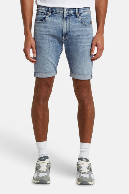 Short en jean bleu clair de G-Star RAW, vu de dos avec ourlet retroussé et surpiqûres caractéristiques sur les poches arrière.