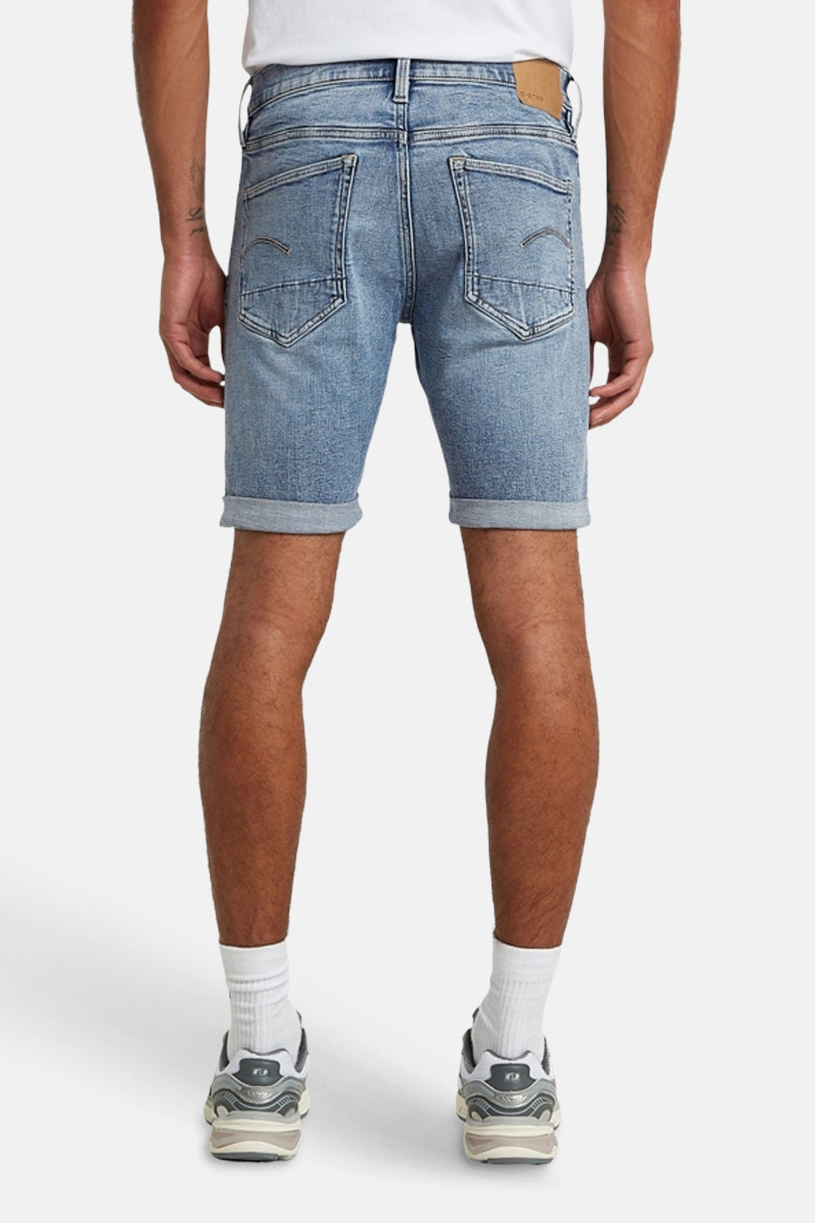 Lichtblauwe denim short van G-Star RAW, van achteren gezien met opgerolde zoom en kenmerkende stiksels op de achterzakken.