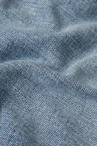 Short en jean bleu clair de G-Star RAW, gros plan sur la texture de tissage diagonale et les plis.