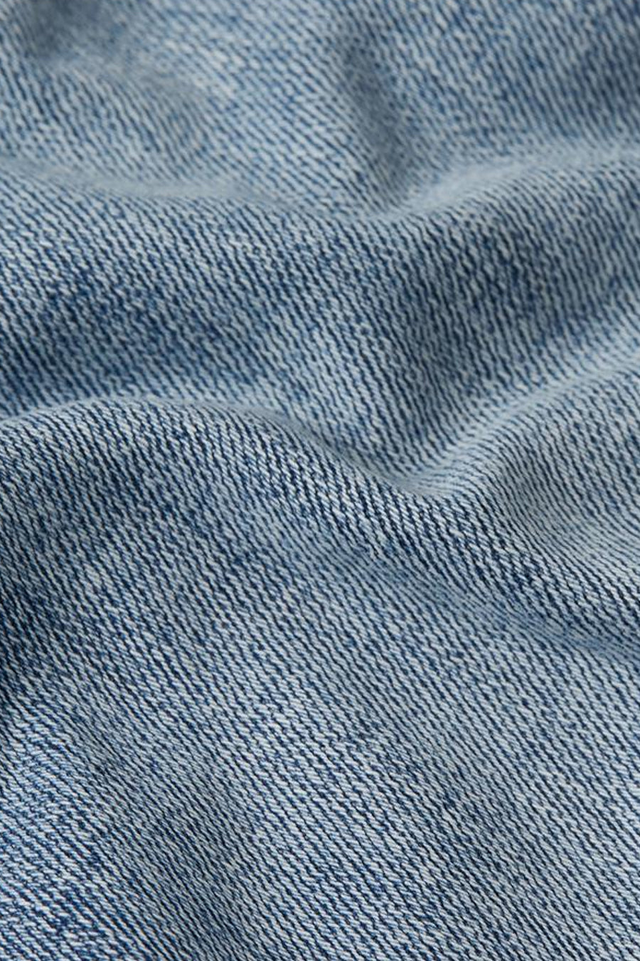 Short en jean bleu clair de G-Star RAW, gros plan sur la texture de tissage diagonale et les plis.