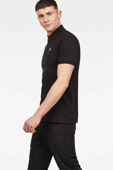 Polo noir de G-Star RAW, présenté sur le côté, associé à un jean noir.