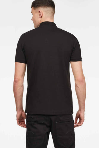 Polo noir de G-Star RAW, vu de l'rièrerière porté avec un pantalon noir.