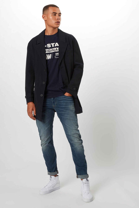 T-shirt en denim de G-Star RAW, avec un logo imprimé, associé à une veste bleu marine et des jeans.