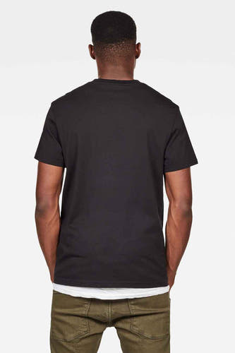 T-shirt noir de G-Star RAW, vu de l'rière combin combiné avec un blanc chemis et et un pantalon kaki.