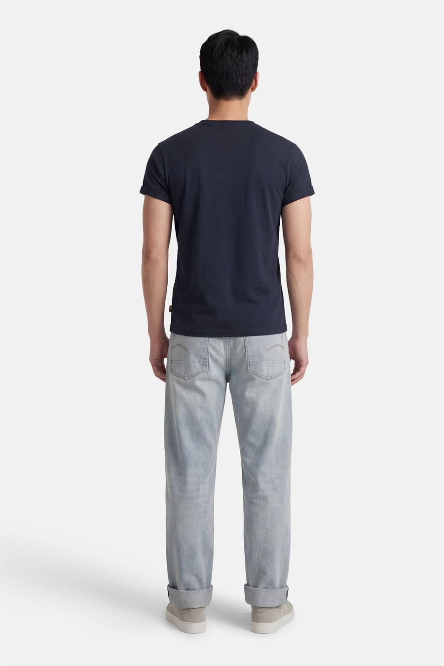 Blauw T-shirt met korte mouwen van G-Star RAW, gezien van achteren, gecombineerd met lichtblauwe jeans en sneakers.
