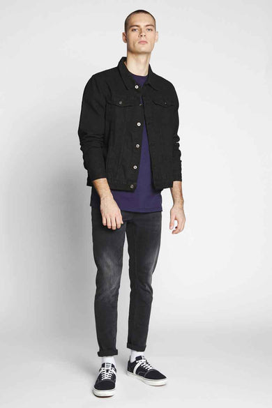 T-shirt bleu marine de G-Star RAW, porté sous un blouson en denim noir et un jean foncé avec des baskets.