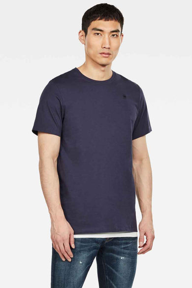 T-shirt bleu marine de G-Star RAW, porté avec des jeans à une bordure blanche.