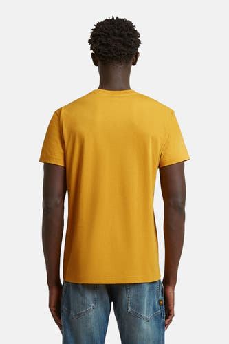 Geel T-shirt met korte mouwen van G-Star RAW, gezien vanaf de achterkant, gecombineerd met een jeansbroek.
