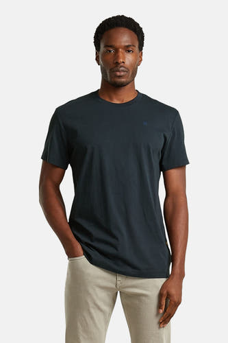 T-shirt bleu à manches courtes de G-Star RAW, vu de dos, porté avec un pantalon beige.