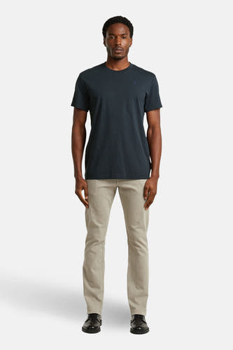 T-shirt bleu à manches courtes de G-Star RAW, porté avec un pantalon kaki et des chaussures noires.