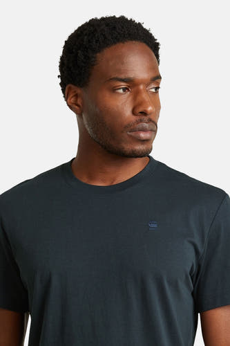 T-shirt bleu à manches courtes de G-Star RAW, design uni sur un mannequin.