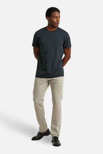 T-shirt bleu à manches courtes de G-Star RAW, avec un col rond et un design uni, combiné avec un pantalon beige et des chaussures noires.