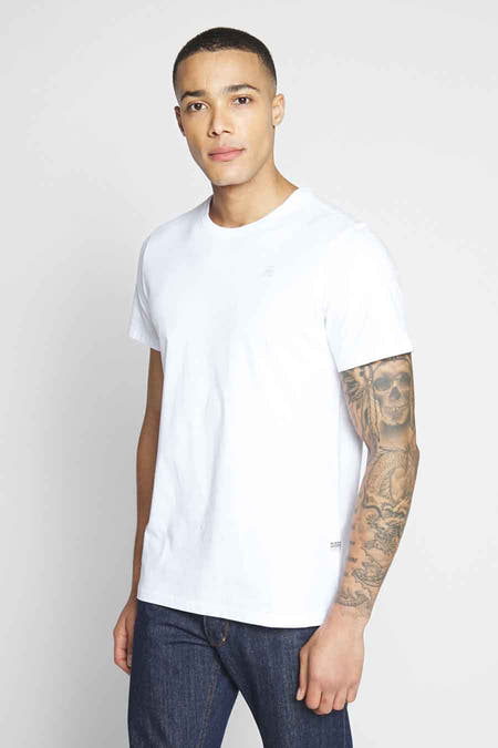 T-shirt blanc de G-Star RAW, avec des manches courtes et un tatouage sur le bras.