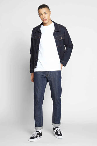T-shirt blanc de G-Star RAW, porté sous un blouson bleu marine et des jeans avec des baskets noires.