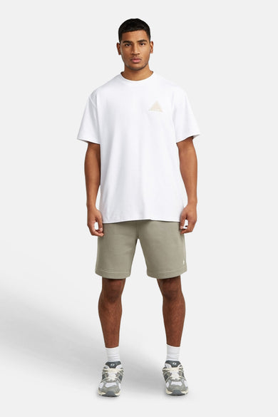 Short gris de G-Star RAW, avec un logo blanc sur la jambe gauche, porté par un mannequin masculin.
