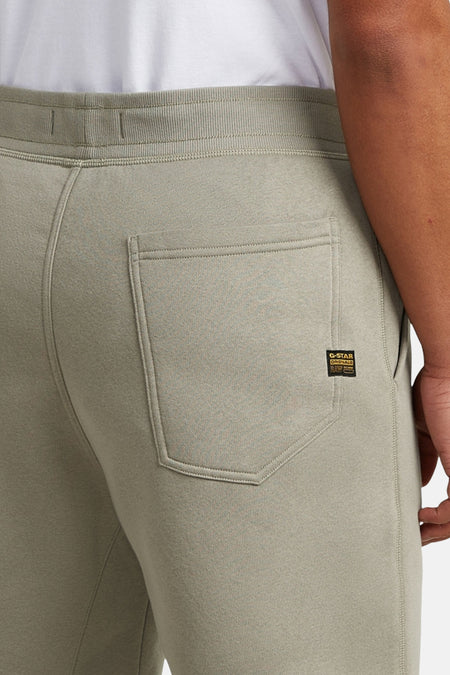 Short gris G-Star RAW, dos avec taille côtelée, poche plaquée et étiquette de marque.