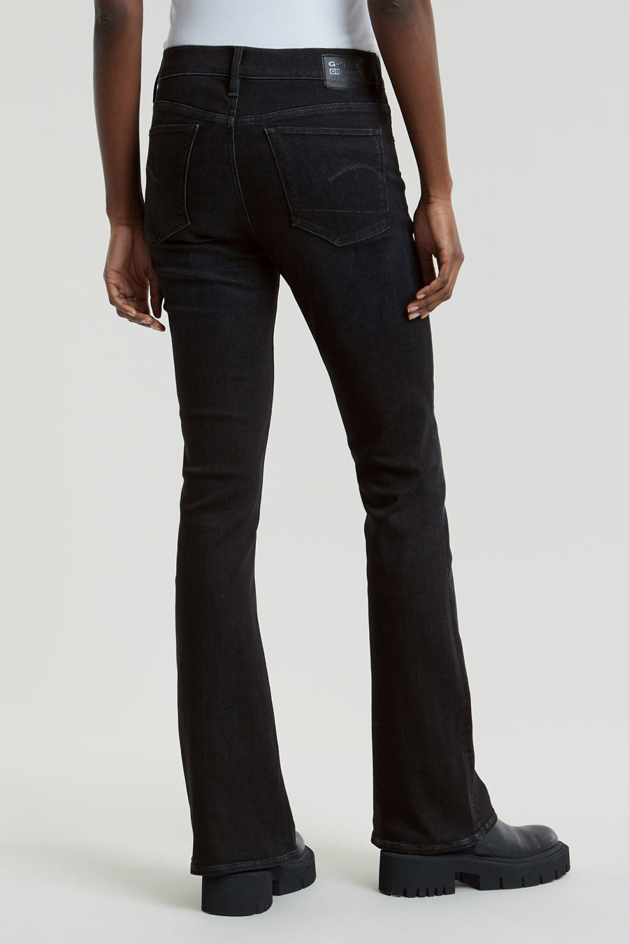 Jean flare noir G-Star RAW, vu de derrièrerière avec des j cues et et et et et qui....