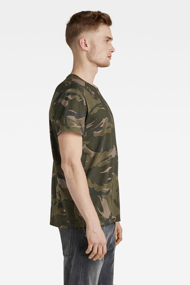 Groen camouflage T-shirt van G-Star RAW, met korte mouwen en een grijze spijkerbroek.