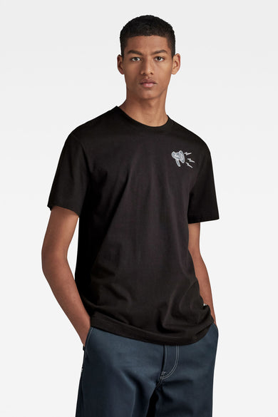 T-shirt noir à manches courtes de G-Star RAW avec impression mégaphone blanche sur la poitrine, porté par un mannequin dans une photo lifestyle