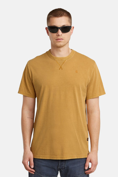 T-shirt jaune à manches courtes de G-Star RAW, avec une encolure ronde et un petit logo sur la poitrine.