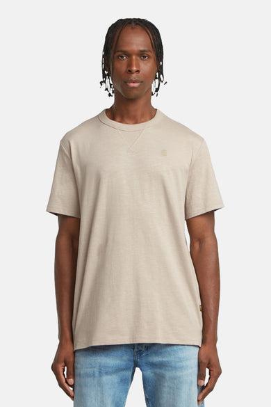 T-shirt écru à manches courtes de G-Star RAW, vu de derrière, associé à un pantalon de travail.