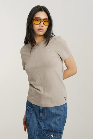 T-shirt écru à manches courtes de G-Star RAW, avec modèle en jupe denim.