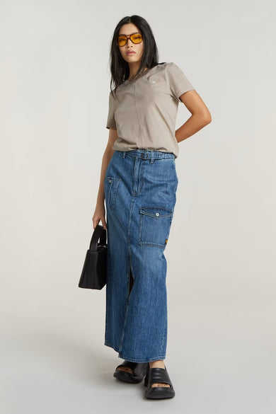 Ecru T-shirt met korte mouwen van G-Star RAW, gedragen met een lange denim rok met zakken en split.