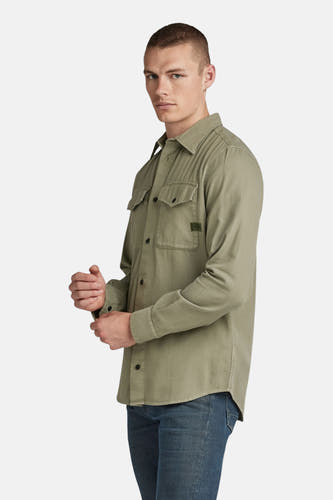 Groen overhemd met lange mouwen van G-Star RAW, met borstzakken en blauwe jeans.
