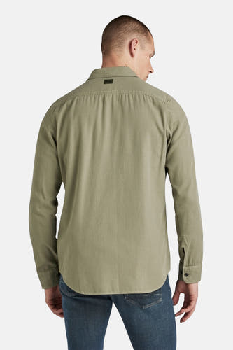 Chemise verte à manches longues de G-Star RAW, vue de derrière, avec des jeans.