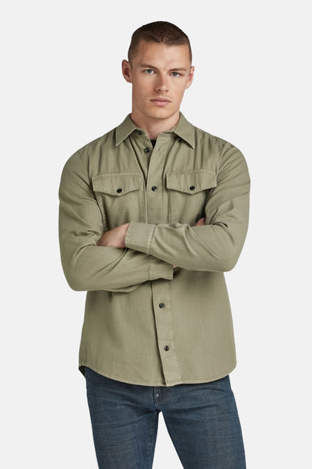 Chemise verte à longues manches de G-Star RAW, avec poches po poitrine et boutons sombres, portée avec un jean.