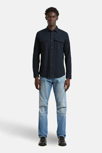 Chemise bleue à manches longues de G-Star RAW, avec poches poitrine et fermeture boutonnée, associée à un jean.