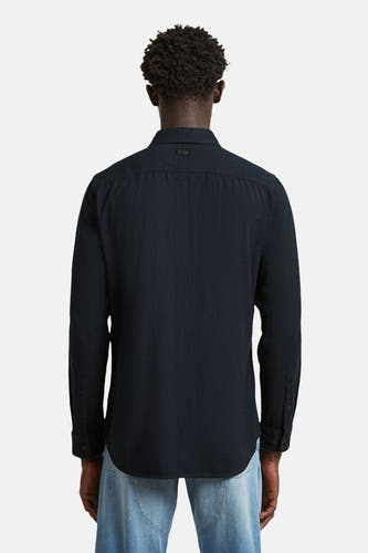 Blauw overhemd met lange mouwen van G-Star RAW, gezien van achteren, gedragen met een spijkerbroek.