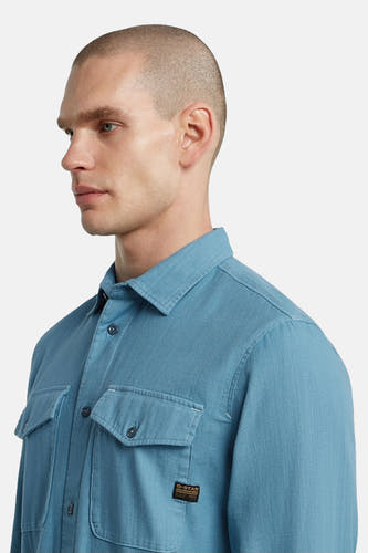 Chemise bleue à manches longues de G-Star RAW, avec poches poitrine et et fer en bout en vue.