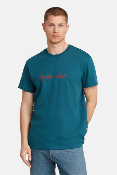 T-shirt bleu à manches courtes de G-Star RAW, vu de derrière, associé à des jeans.