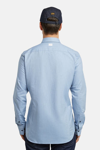 Chemise bleue à manches longues de G-Star RAW, vue de derrière, avec un chapeau bleu marine.