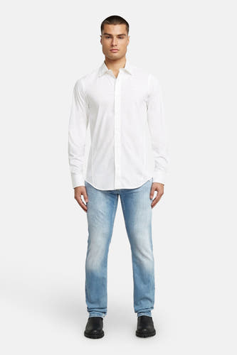 Wit overhemd met lange mouwen van G-Star RAW, gedragen met jeans en zwarte schoenen.